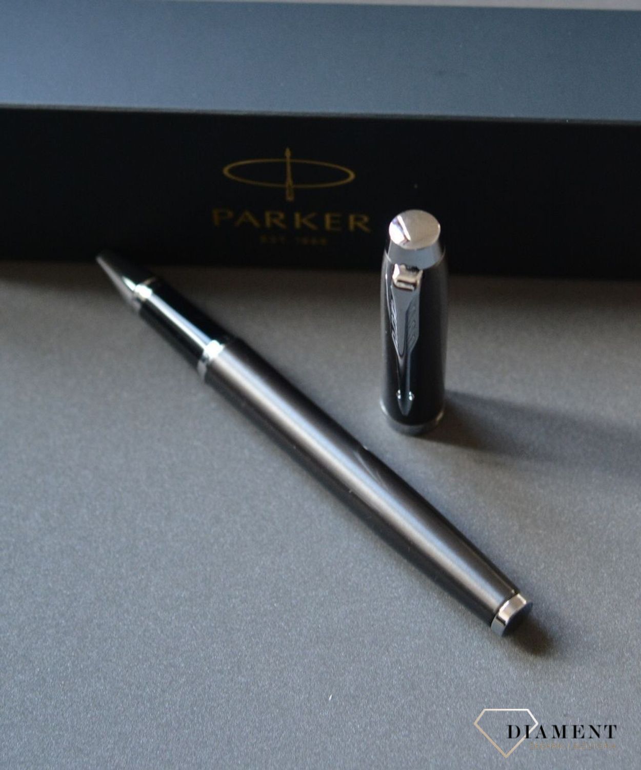 Pióro kulkowe Parker IM Dark Espresso CT [1931664] PIÓRO 1931664. W połączeniu z super jakością, w Twoje ręce trafi pióro, którego używanie przyniesie Ci mnóstwo radości. Korpus pióra wykonany został ze stali szlachetnej. Idealne na prezent (1).jpg